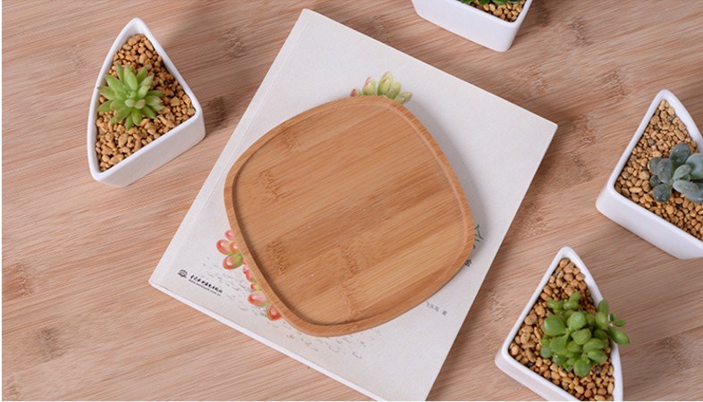 Vaso triangular de cerâmica branca com base de bambu