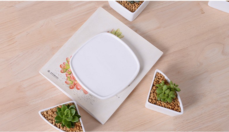 Vaso de cerâmico branco com pratos frios variados em forma de base triangular