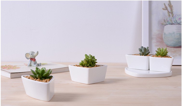 Vaso de cerâmico branco com pratos frios variados em forma de base triangular