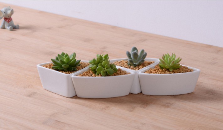 Vaso triangular de cerâmica branca com base de bambu