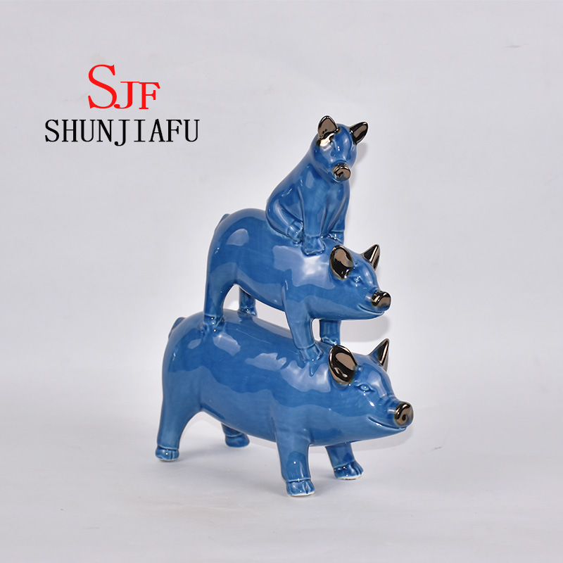 Fam&iacute;lia harmoniosa de tr&ecirc;s porcos em cer&acirc;mica para decora&ccedil;&atilde;o de casa