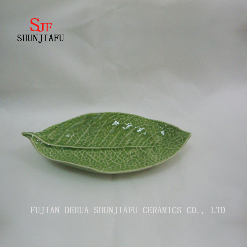 Acabamento de prato de jantar de molho de cer&acirc;mica folha verde brilhante mergulhando prato