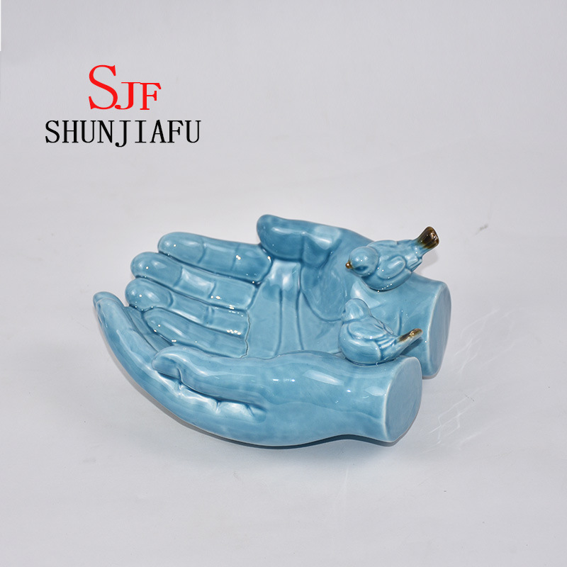 Ambas as m&atilde;os d&atilde;o forma &agrave; bandeja decorativa cer&acirc;mica para utens&iacute;lios de cozinha / decora&ccedil;&atilde;o de casa