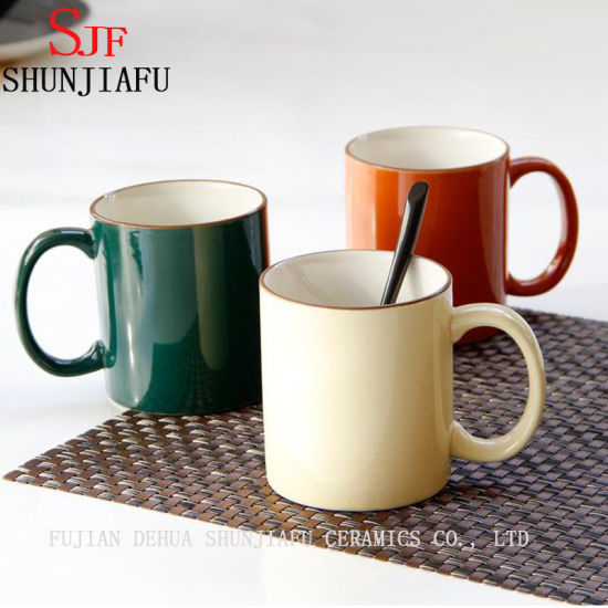 Caneca de café em cerâmica com várias cores para personalização.