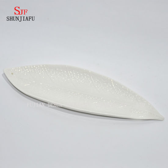 A forma de folha atrativa galvanizou a placa / pratos / louça da decoração cerâmica