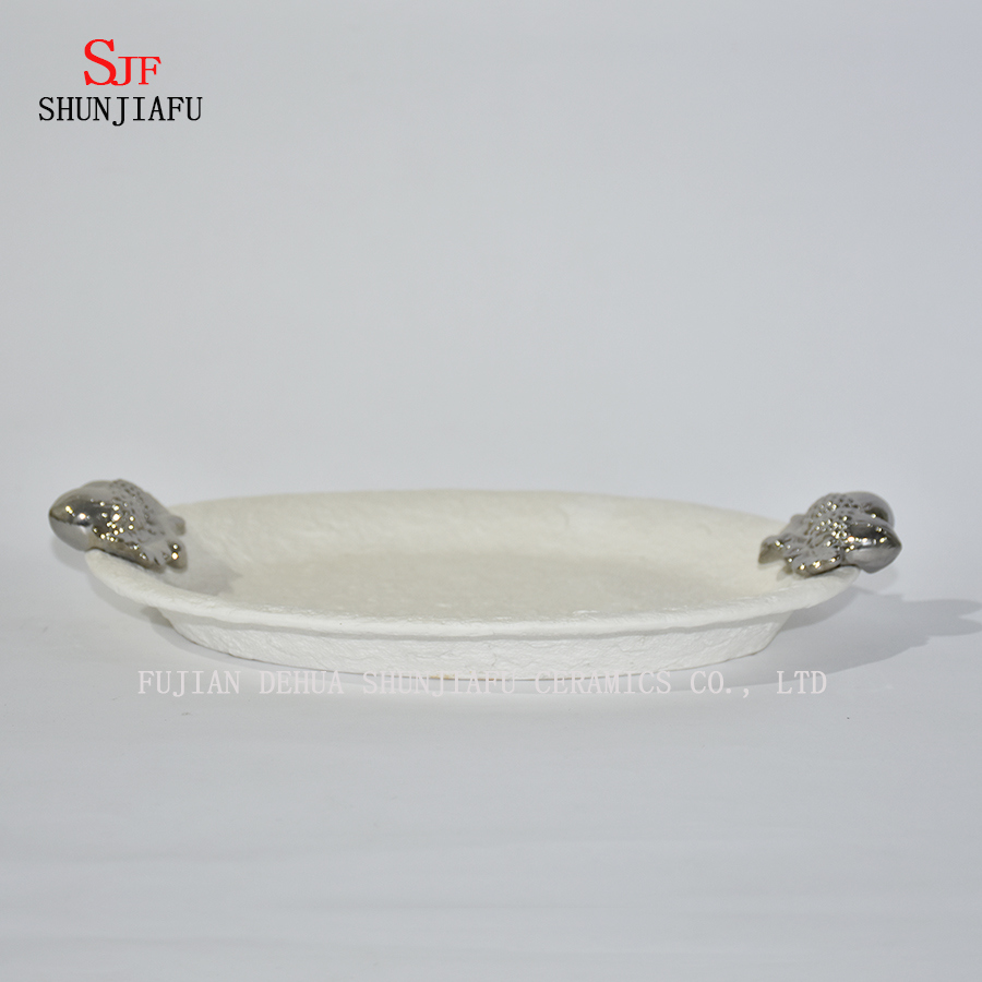 Prato de porcelana branca com tr&ecirc;s pires pequenos tartan para aperitivo, sobremesa, salada, lanche, sushi, frutas, p&atilde;o