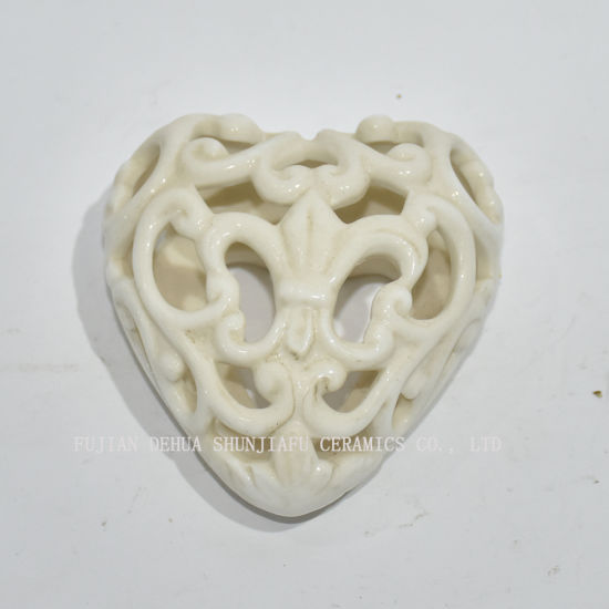 Decoração de parede em cerâmica branca fina com padrão de flores