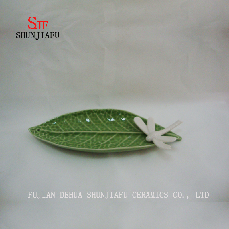 Molho de prato cer&acirc;mico Hq da folha verde que mergulha a placa da lou&ccedil;a