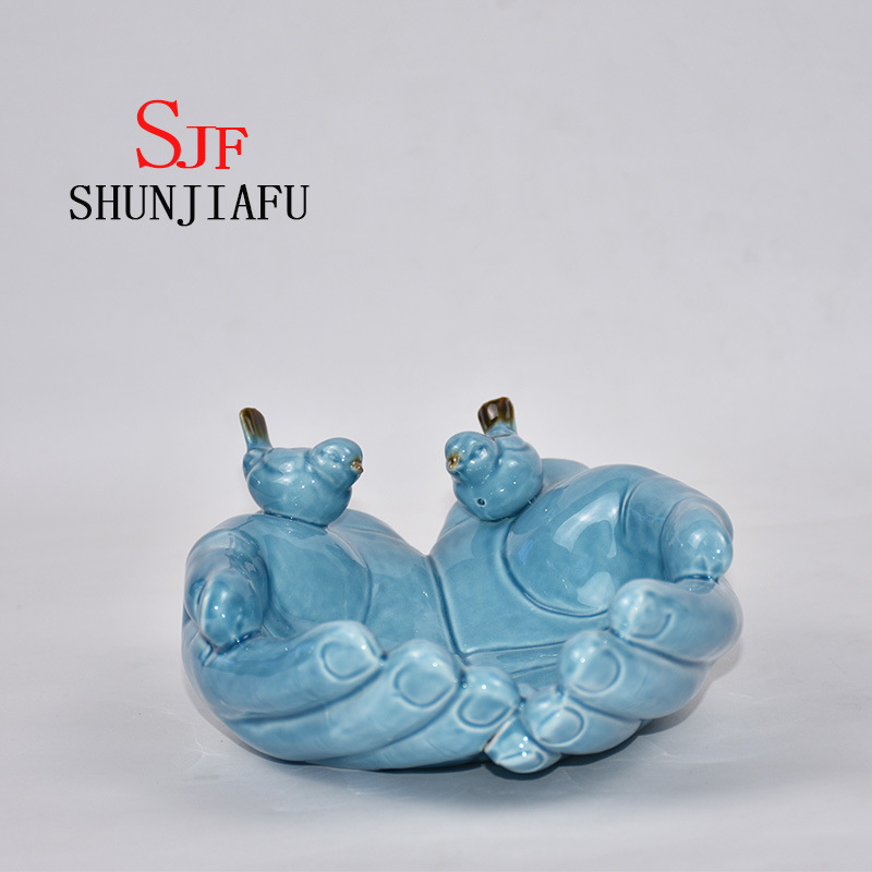 Ambas as m&atilde;os d&atilde;o forma &agrave; bandeja decorativa cer&acirc;mica para utens&iacute;lios de cozinha / decora&ccedil;&atilde;o de casa