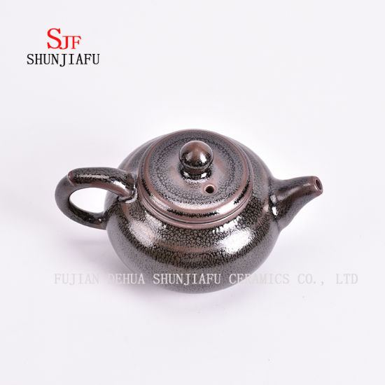 Forma de beleza retrô e original de bule de cerâmica / D