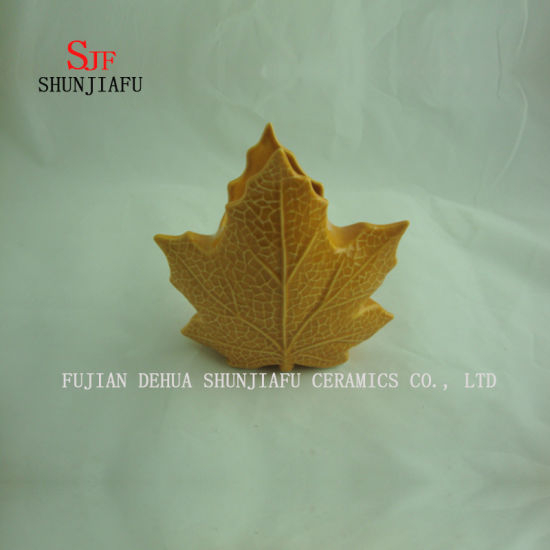 O vaso de cerâmica em forma de folha de bordo / B