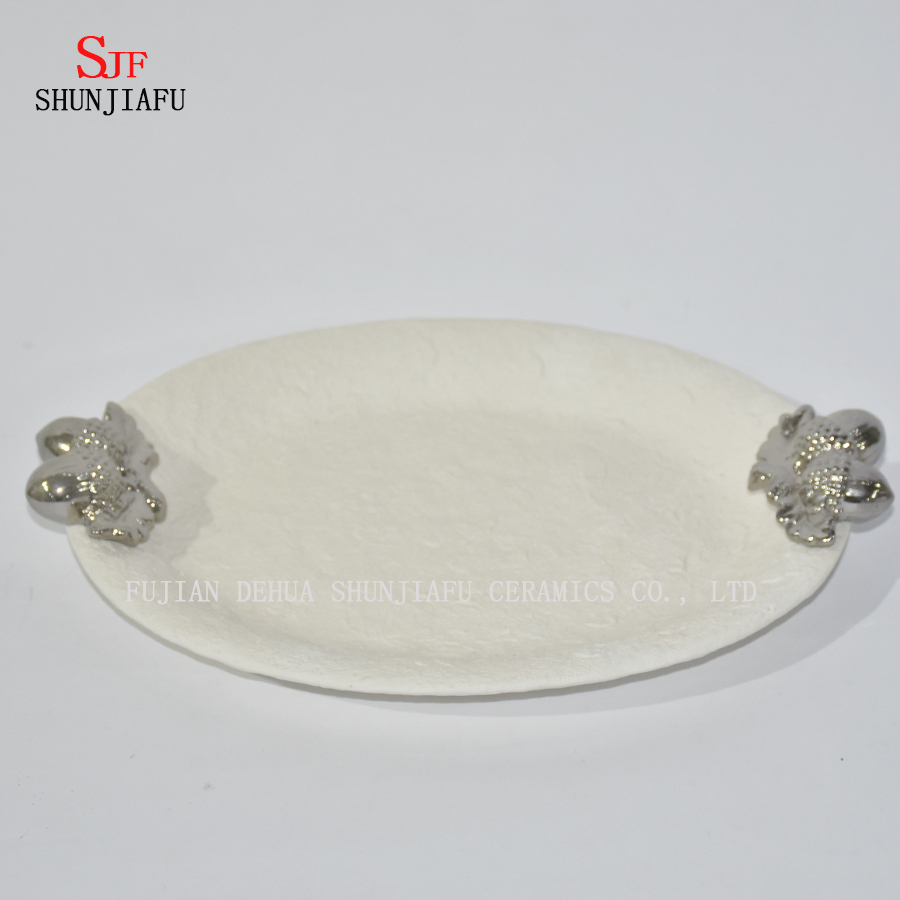 Prato de porcelana branca com tr&ecirc;s pires pequenos tartan para aperitivo, sobremesa, salada, lanche, sushi, frutas, p&atilde;o