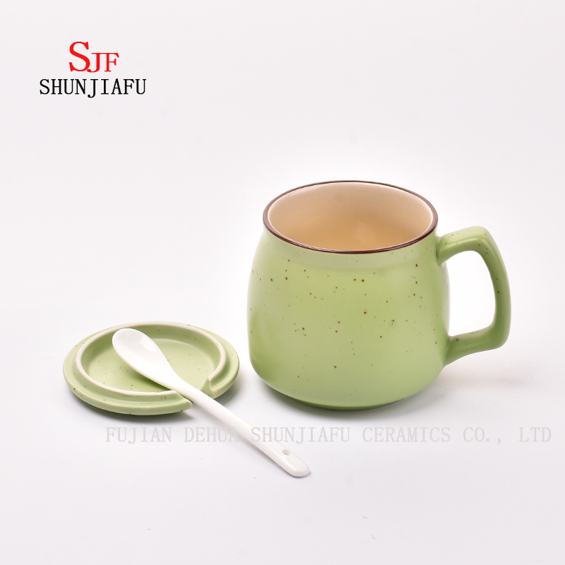 Caneca de cer&acirc;mica criativa com tampa. X&iacute;cara de caf&eacute; da manh&atilde;