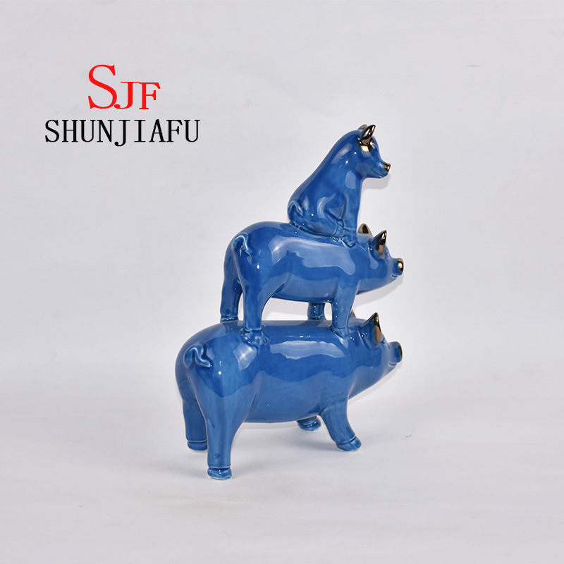 Fam&iacute;lia harmoniosa de tr&ecirc;s porcos em cer&acirc;mica para decora&ccedil;&atilde;o de casa