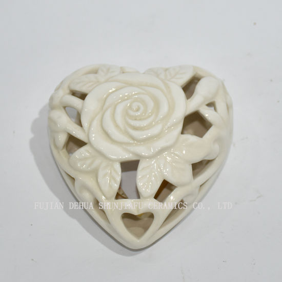 Decoração de parede em cerâmica branca fina com padrão de flores