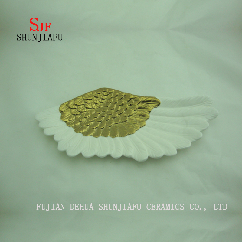 Prato de anjo quebrado-voado de 2 projetos, placa cer&acirc;mica. Branco e Glod