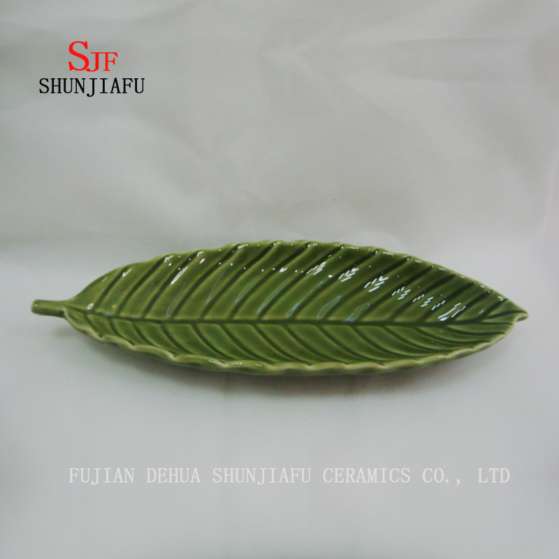 Acabamento de prato de jantar de molho de cer&acirc;mica folha verde brilhante mergulhando prato