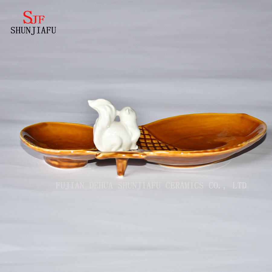 Pinhas duplas criativas e placa de tempero de cer&acirc;mica de p&aacute;ssaro bonito / B