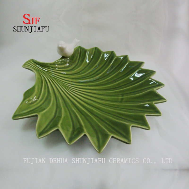 Molho de prato cer&acirc;mico Hq da folha verde que mergulha a placa da lou&ccedil;a