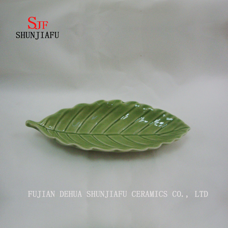 Acabamento de prato de jantar de molho de cer&acirc;mica folha verde brilhante mergulhando prato