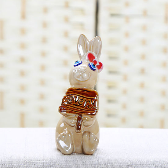 O coelho pequeno cerâmico senta a mesa decoração moderna concisa da casa