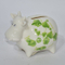 Vaca pequena de cerâmica com cofrinho verde decalques