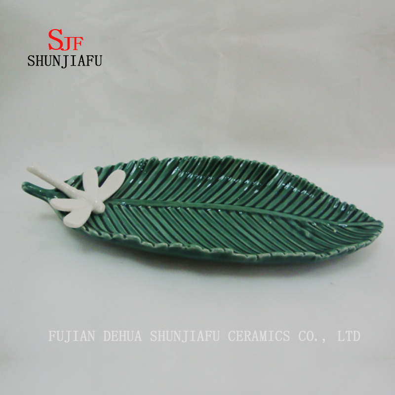 Molho de prato cer&acirc;mico Hq da folha verde que mergulha a placa da lou&ccedil;a