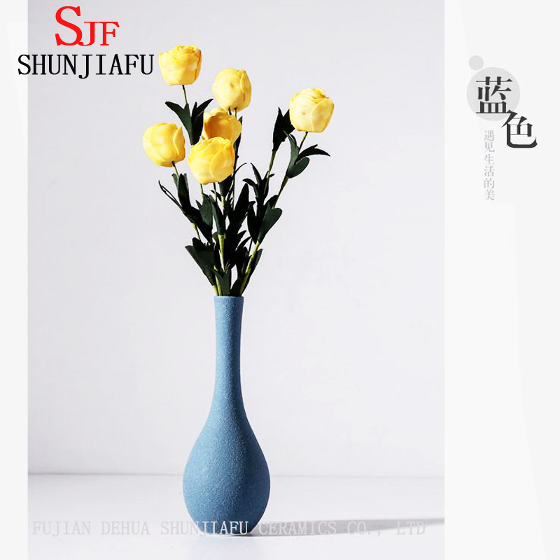 A decora&ccedil;&atilde;o dom&eacute;stica simples do estilo europeu &eacute; simples vaso de cer&acirc;mica branco e preto moderno / vaso de flor