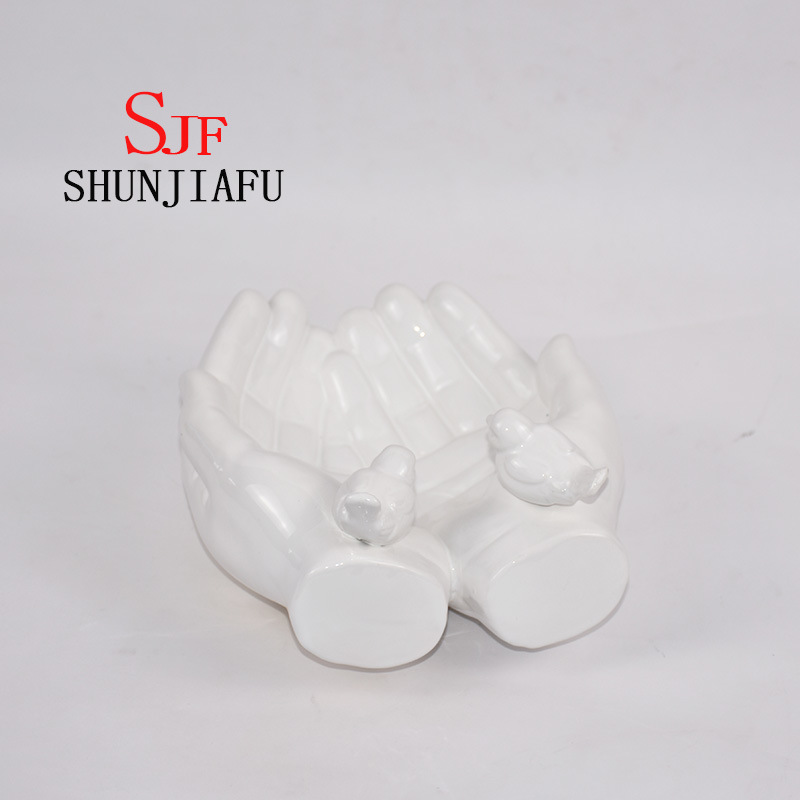 Ambas as m&atilde;os d&atilde;o forma &agrave; bandeja decorativa cer&acirc;mica para utens&iacute;lios de cozinha / decora&ccedil;&atilde;o de casa