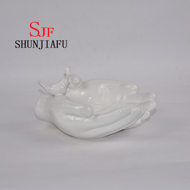 Ambas as m&atilde;os d&atilde;o forma &agrave; bandeja decorativa cer&acirc;mica para utens&iacute;lios de cozinha / decora&ccedil;&atilde;o de casa