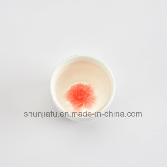 Xícara de chá em cerâmica com flor em relevo