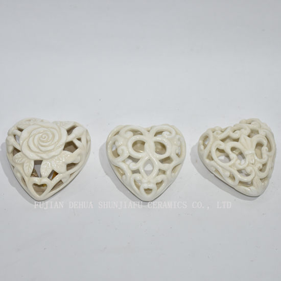 Decoração de parede em cerâmica branca fina com padrão de flores