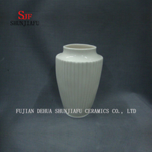 Vaso canelado de cerâmica branca para decoração
