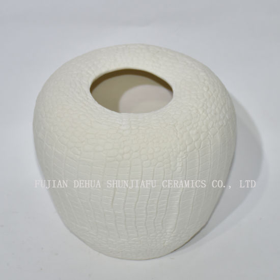 Vaso de cerâmica é feito de louça sem vidro