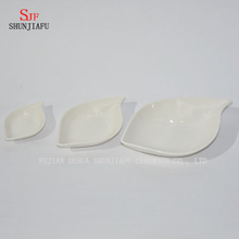 Louça de porcelana branca de formas de folha prato de serviço