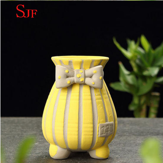 Vaso de cerâmica pintado à mão simples criativo de cerâmica.