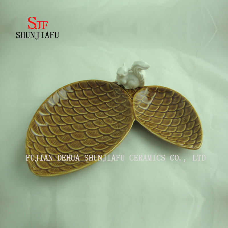 Pinhas duplas criativas e placa de tempero de cer&acirc;mica de p&aacute;ssaro bonito / a