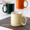 Caneca de café em cerâmica com várias cores para personalização.