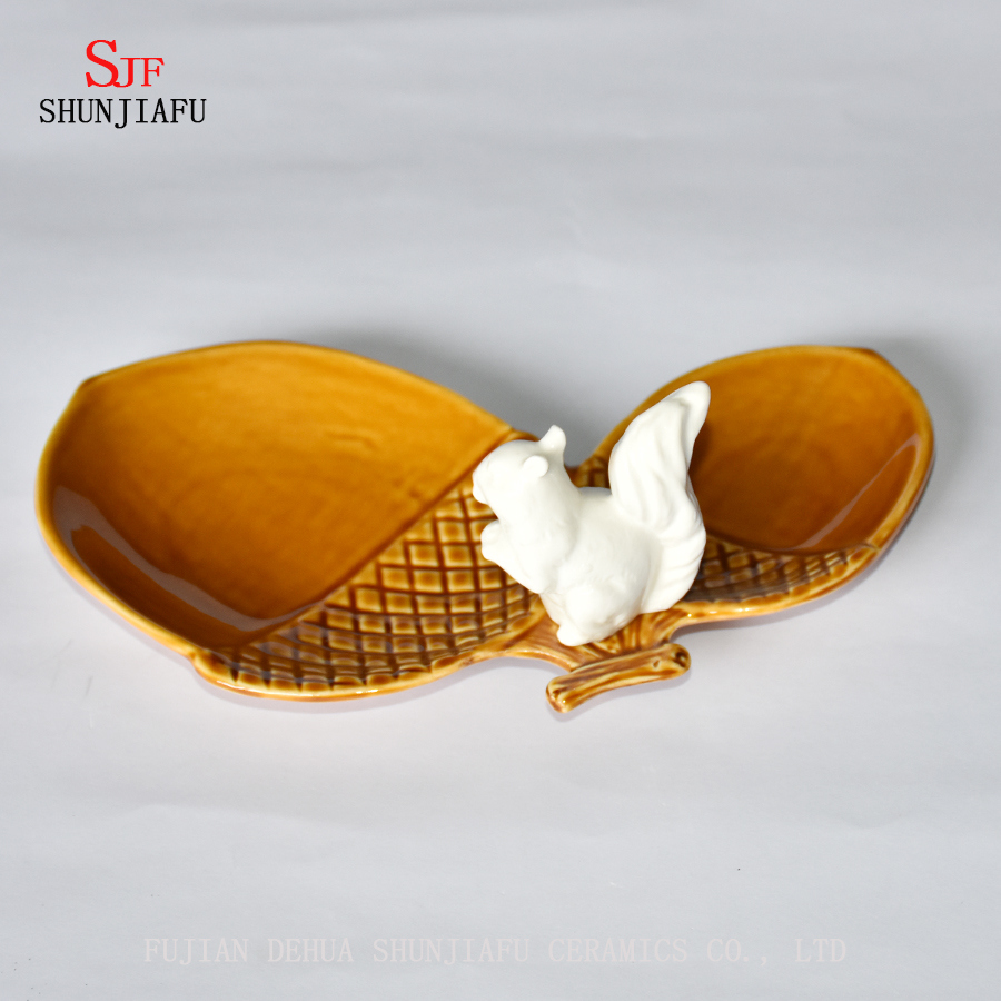 Pinhas duplas criativas e placa de tempero de cer&acirc;mica de p&aacute;ssaro bonito / B