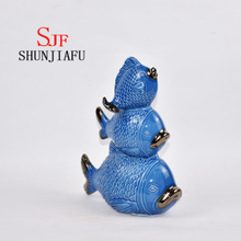 Família harmoniosa de três peixes em cerâmica para decoração de casa