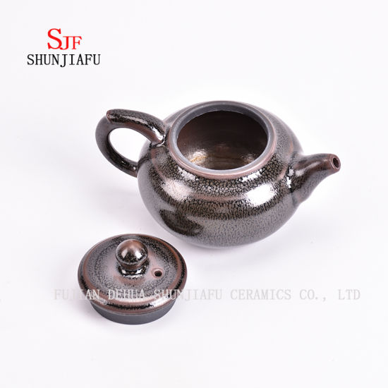 Forma de beleza retrô e original de bule de cerâmica / D