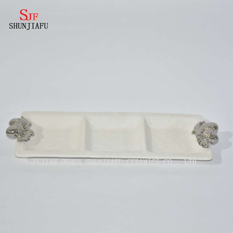 Prato de porcelana branca com tr&ecirc;s pires pequenos tartan para aperitivo, sobremesa, salada, lanche, sushi, frutas, p&atilde;o