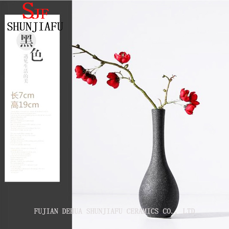 A decora&ccedil;&atilde;o dom&eacute;stica simples do estilo europeu &eacute; simples vaso de cer&acirc;mica branco e preto moderno / vaso de flor
