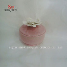 Caixa de jóias de cerâmica rosa com tampa de flor rosa branca