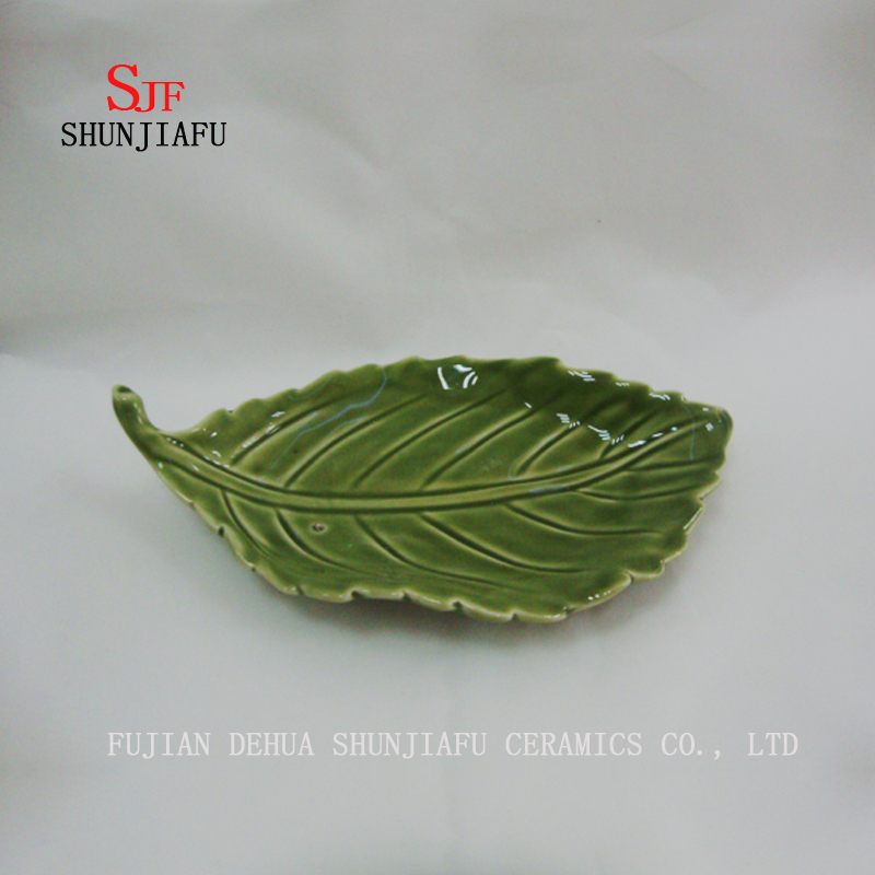 Acabamento de prato de jantar de molho de cer&acirc;mica folha verde brilhante mergulhando prato