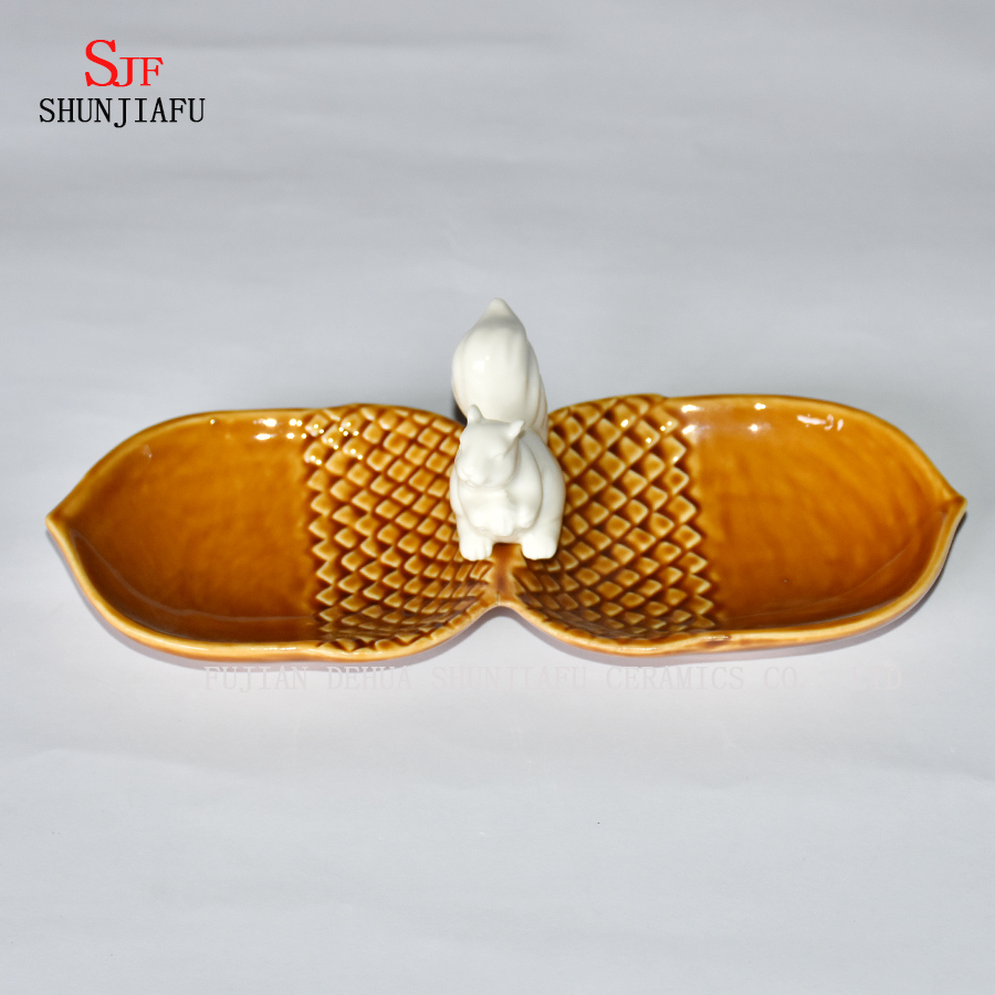 Pinhas duplas criativas e placa de tempero de cer&acirc;mica de p&aacute;ssaro bonito / B