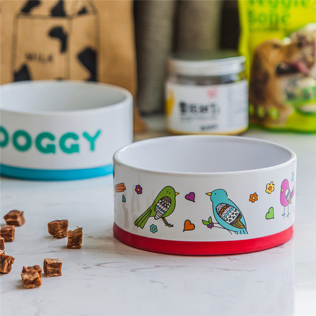 com circular impresso pequena flor impressa na parte inferior da tigela