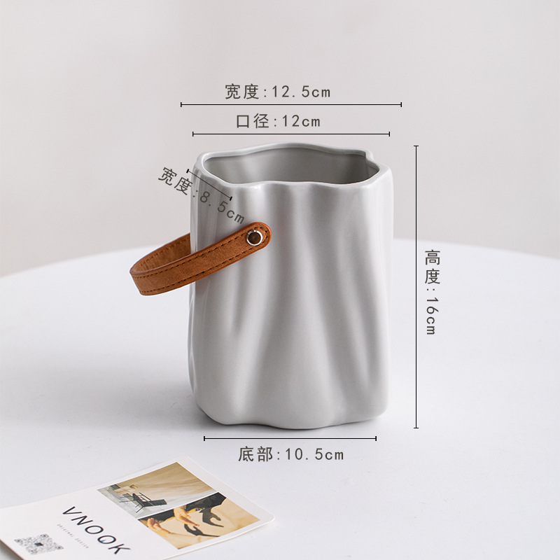 Design de estilo de bolsa, vasos cerâmicos brancos, cinza e pretos