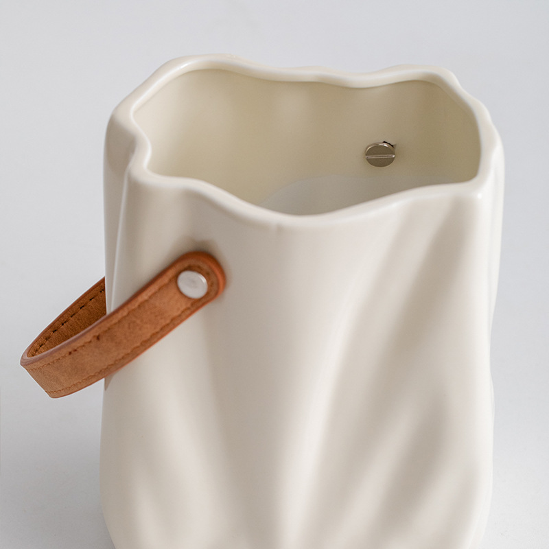 Design de estilo de bolsa, vasos cerâmicos brancos, cinza e pretos