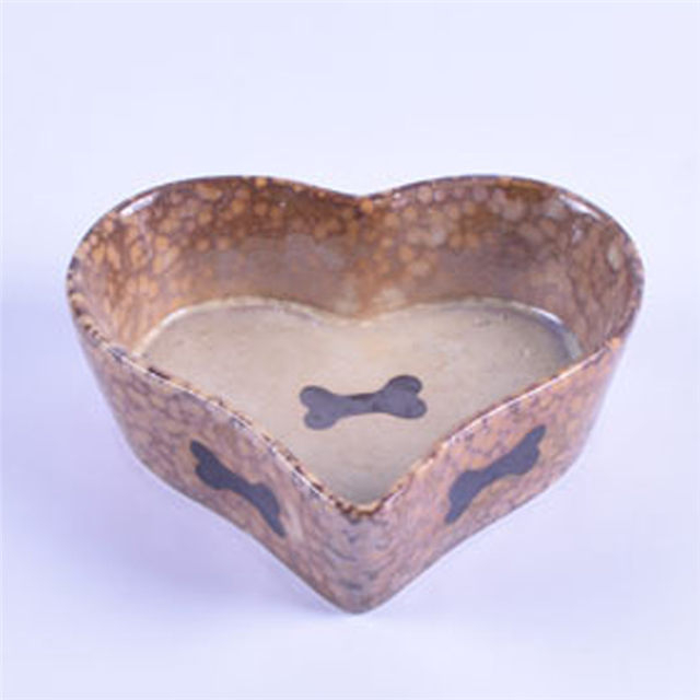Tigela em forma de coração marrom impresso osso imagem alimentador de cerâmica para animais tigela de cerâmica para cães